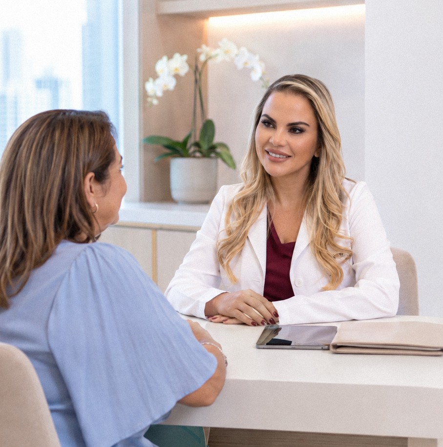 Brismay Castellón, FNP-BC, en consulta con una paciente